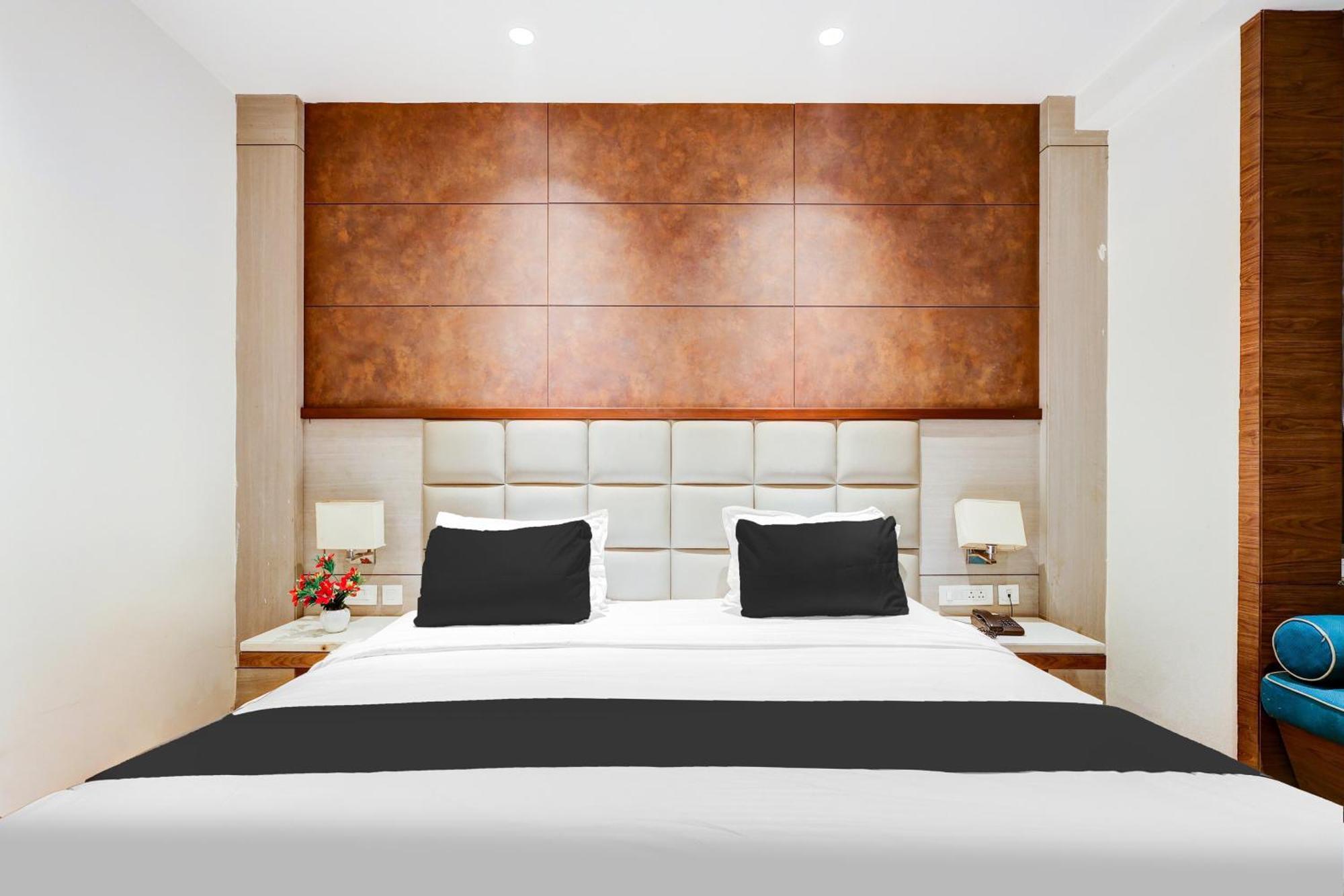 Super Townhouse Chhatarpur Near Metro Park Ню Делхи Екстериор снимка